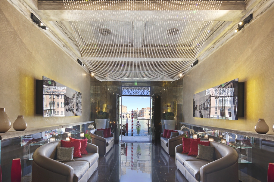 Роскошный интерьер вестибюля в отеле NH Collection Palazzo Barocci