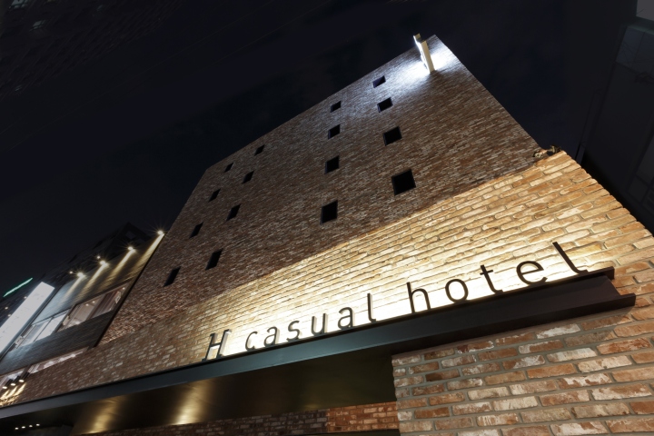 Фасад с логотипом H Casual Hotel