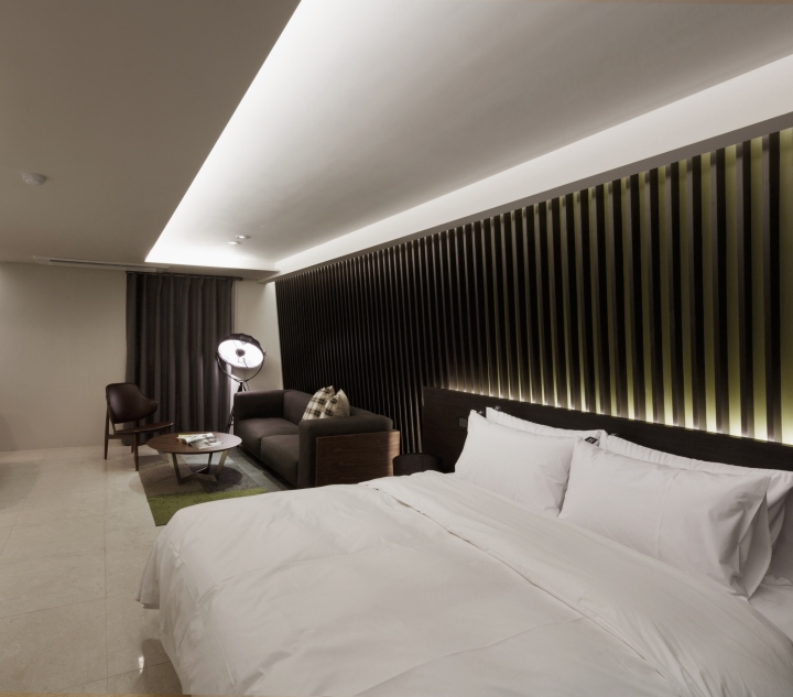 Большая кровать с подсветкой в изголовье в H Casual Hotel