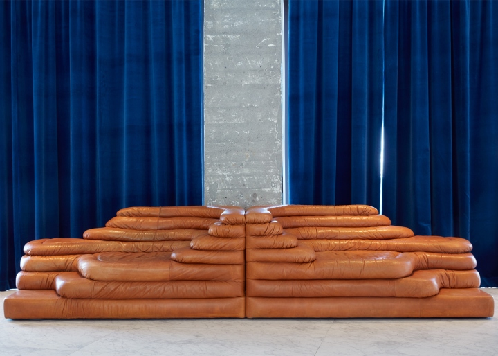 Необычный мягкий диван в интерьере Oddsson Ho(s)tel
