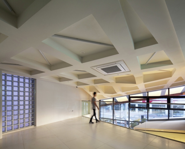 Необыкновенная планировка отеля Khan: скошенные прямоугольники на потолке