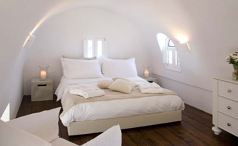 Очаровательное оформление спальни в Aenaon Villas