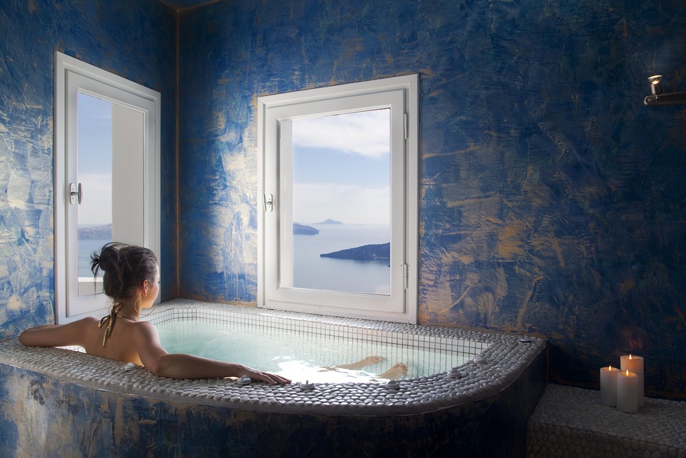 Джакузи с видом на море в Aqua Vista Hotels