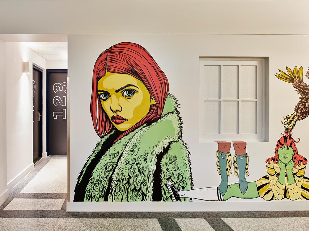 Яркие рисунки на стенах коридора в Generator Amsterdam