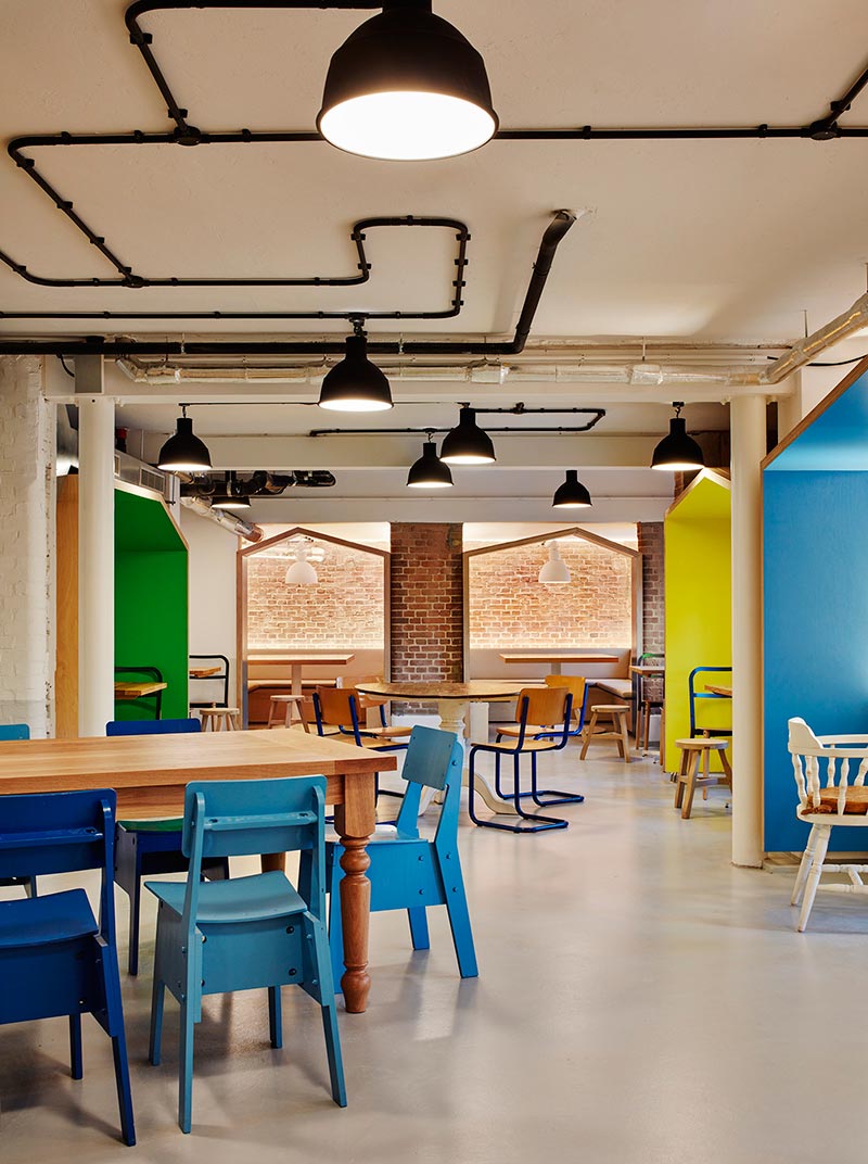 Разноцветные стулья и стены в интерьере Generator Amsterdam