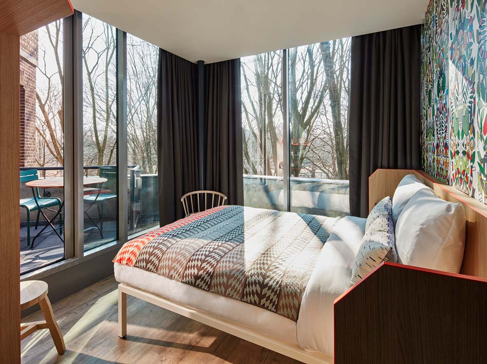 Уютный номер с двумя стеклянными стенами в Generator Amsterdam
