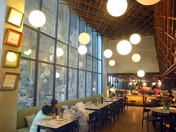 Светильники-шары в интерьере ресторана в отеле Kosenda