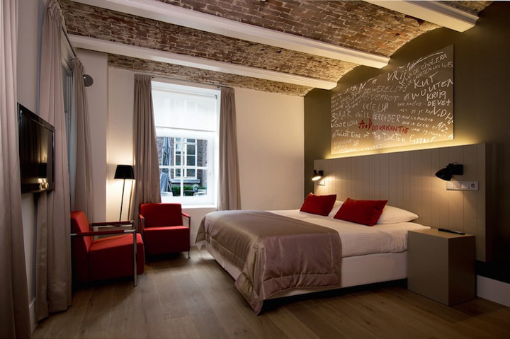 Стильное оформление спальни в номере Het Arresthuis Hotel