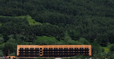 Элементы промышленного дизайна в стильном курортном отеле The Rooms, Грузия