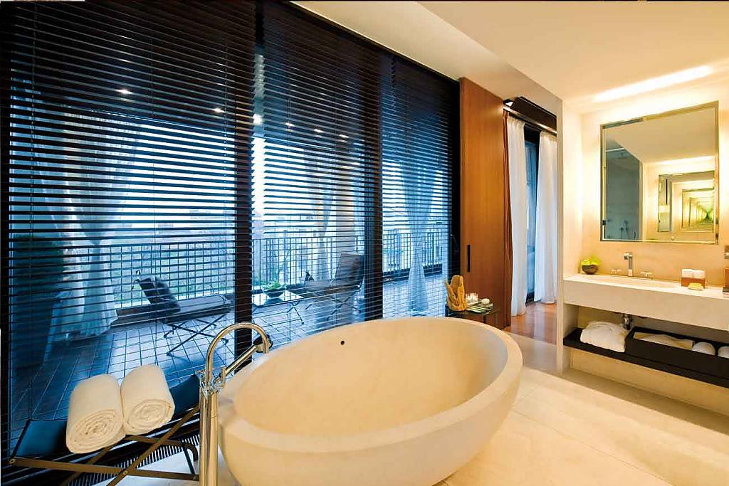 Восхитительная ванна в номере отеля Bulgari