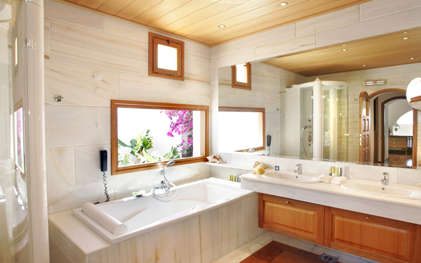 Изумительный интерьер ванной в Elounda Peninsula Hotel