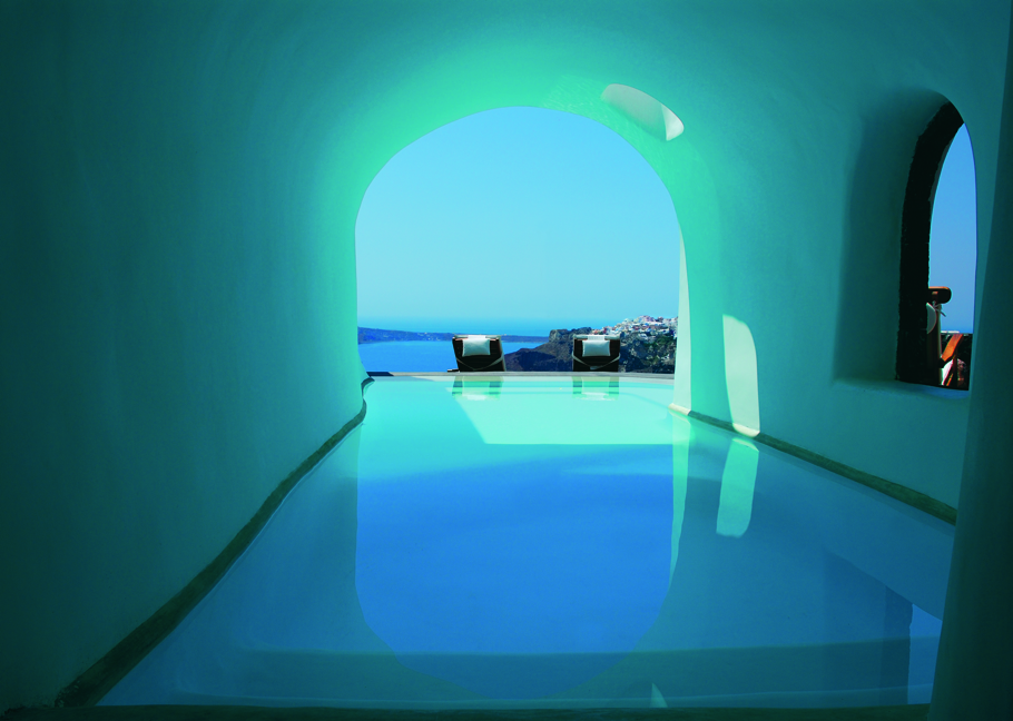 Потрясающий бассейн в пещерах отеля