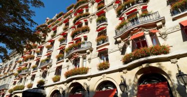Hotel Plaza Athenee: традиции и инновации изящного и лёгкого парижского стиля