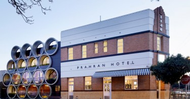 Отель Prahran Hotel в Мельбурне с необычным фасадом из огромных бетонных труб