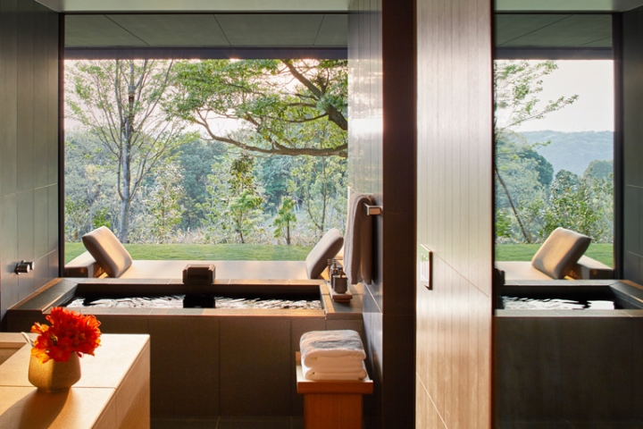 Проект курортного отеля Amanemu: современные кабинки для принятия ванн