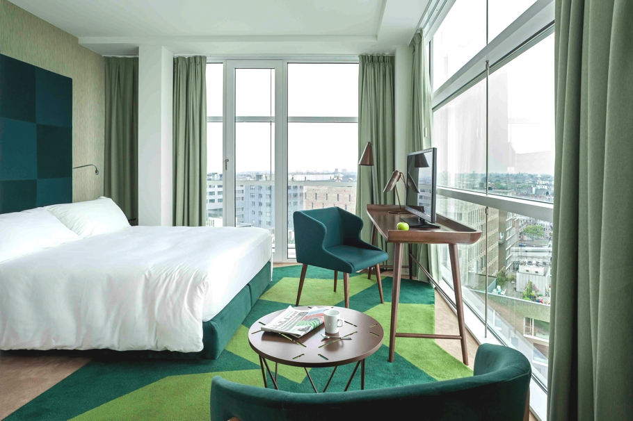 Яркие цвета в оформлении номера в отеле Room Mate Aitana