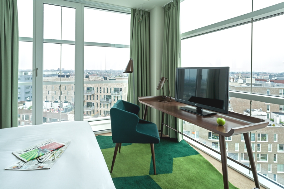 Большие панорамные окна в номере отеля Room Mate Aitana