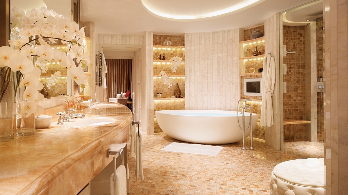 Роскошный интерьер ванной комнаты в отеле