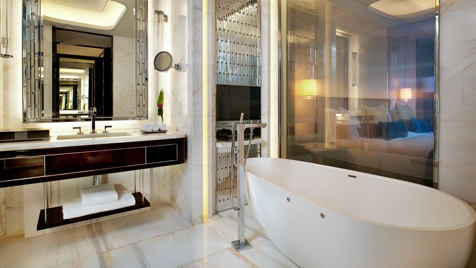 Большая ванная комната в номере отеля St. Regis Shenzhen