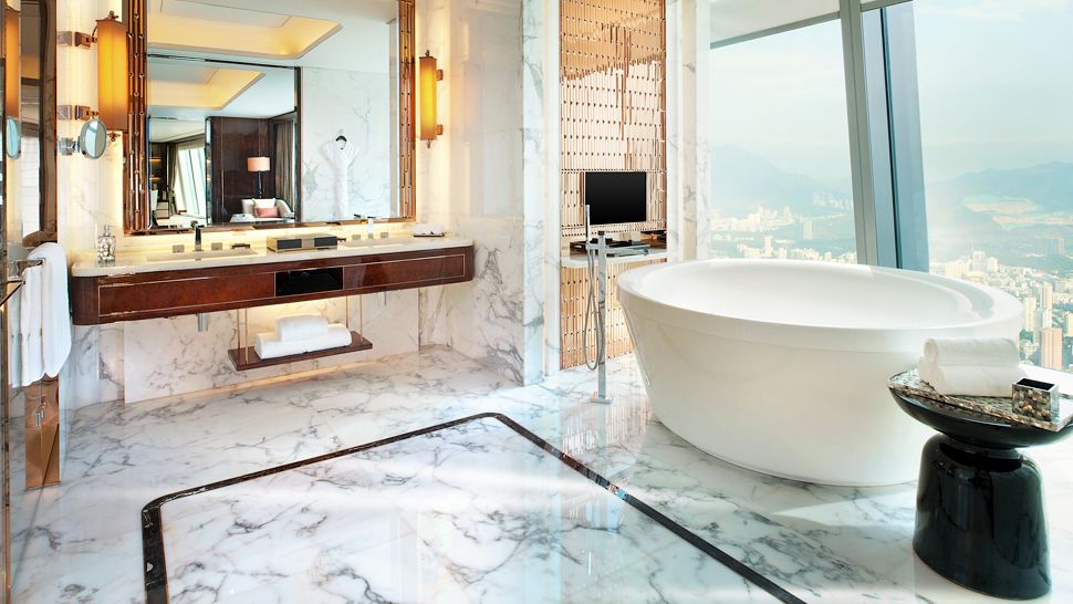 Просторная ванна с большими окнами в номере отеля St. Regis Shenzhen