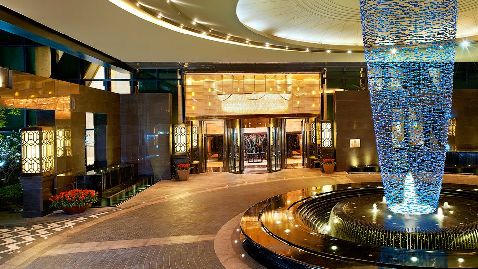 Оригинальное оформление вестибюля отеля St. Regis Shenzhen