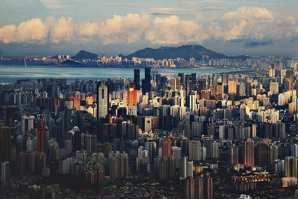 Захватывающий вид на город из окон St. Regis Shenzhen