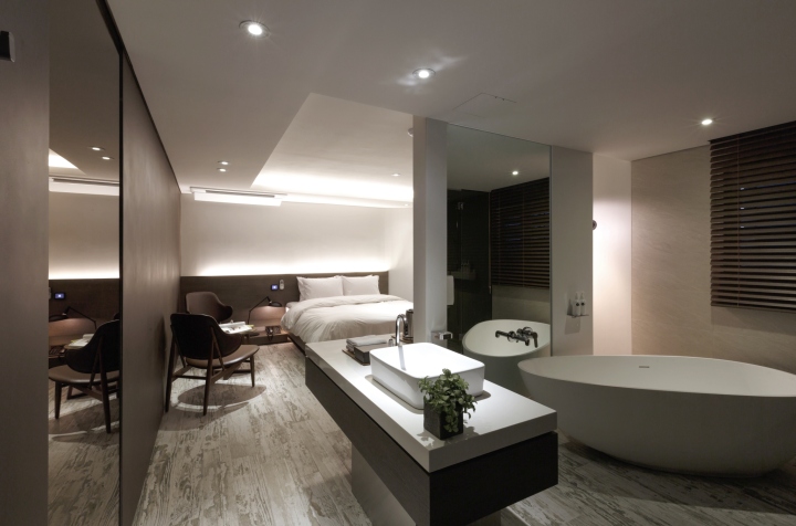 Просторный номер с большой ванной в H Casual Hotel