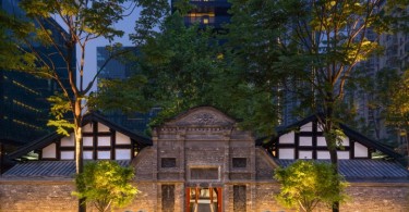 Вход в суперсовременный отель Temple House через помещение храма в Чэнду, Китай