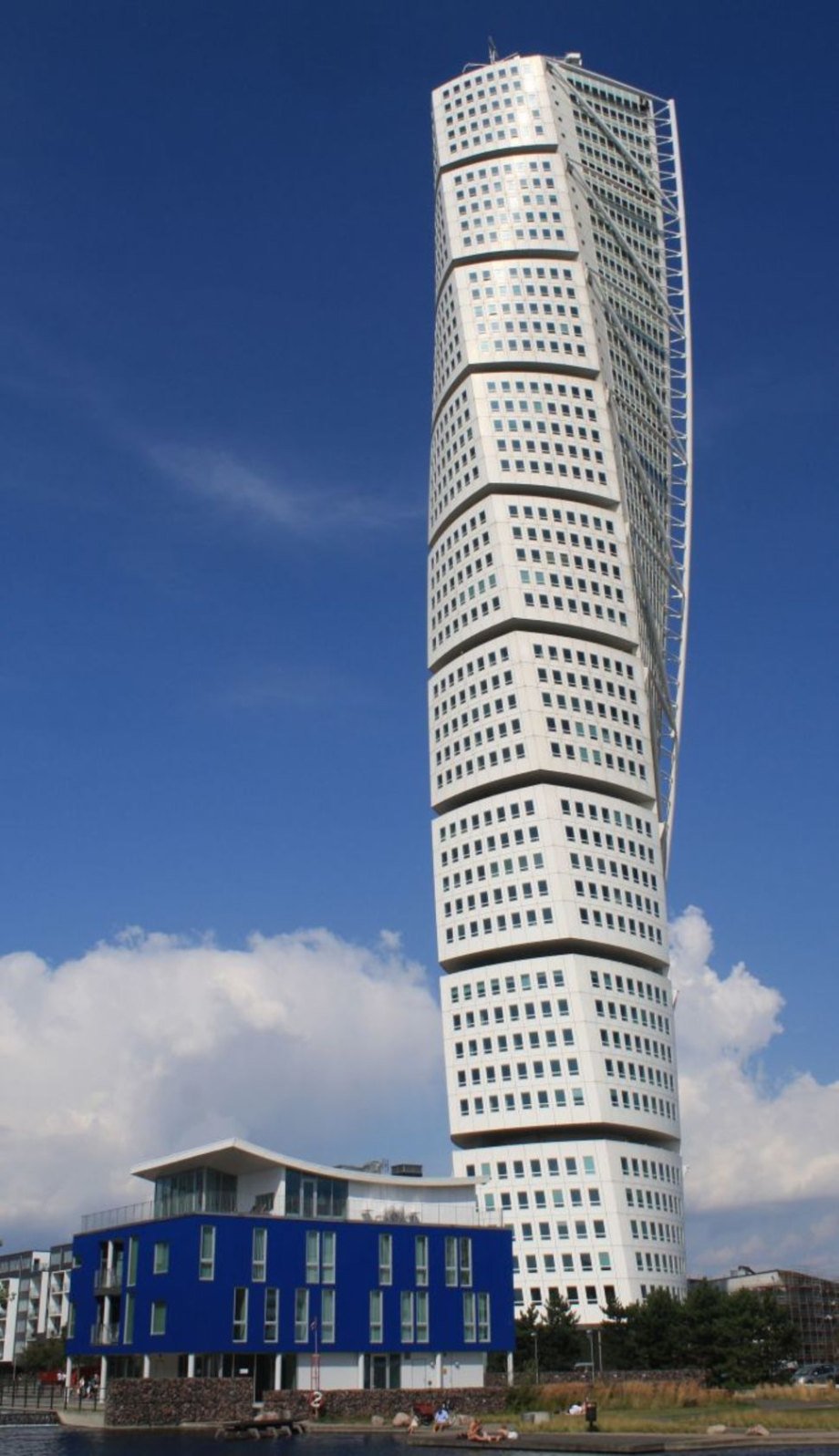 Удивительные здания мира - небоскрёб «Закрученный торс»