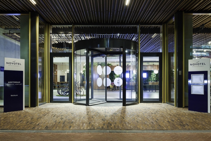 Стеклянные входные двери отеля Novotel Amsterdam Schiphol Airport